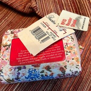 NWT BUXTON WALLET accordion style with RF ID reader shield